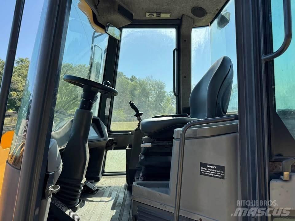John Deere 244 J Kolesové nakladače