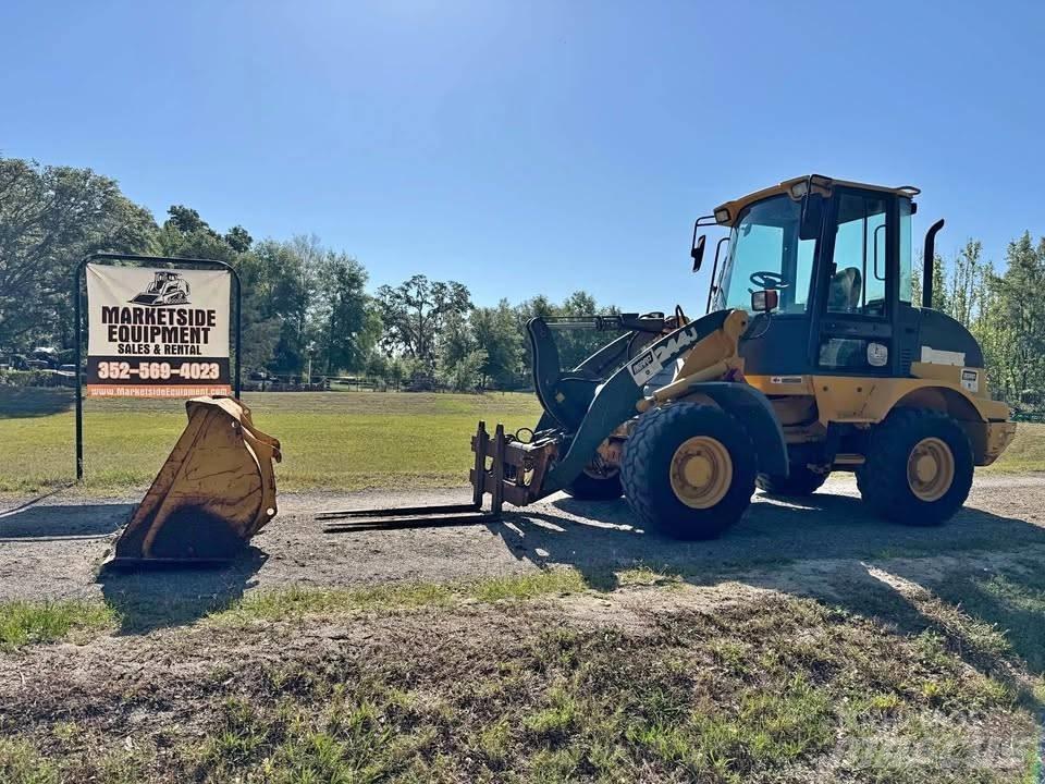 John Deere 244 J Kolesové nakladače