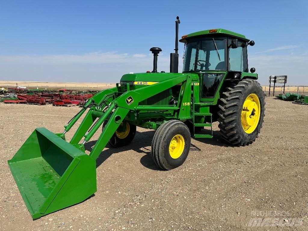 John Deere 4230 Traktory