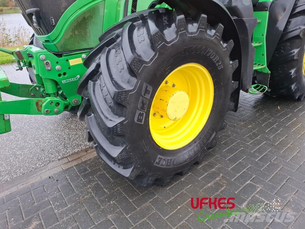 John Deere 6215 R Traktory