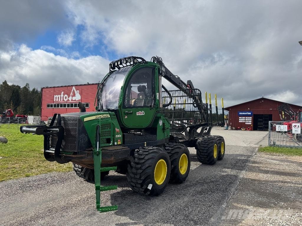 John Deere 810 E Lesné traktory