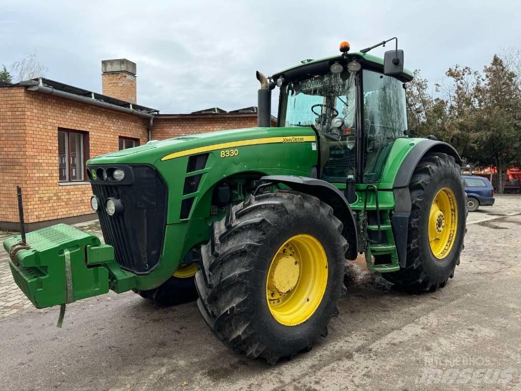 John Deere 8330 Traktory