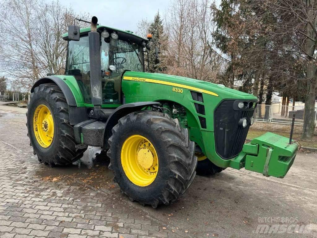 John Deere 8330 Traktory