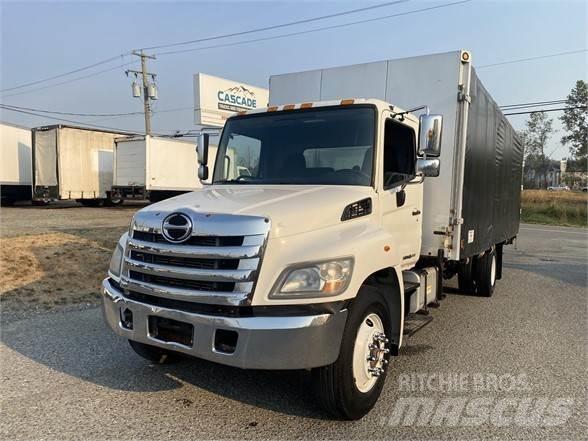 Hino 338 Nákladné vozidlá s bočnou zhrnovacou plachtou