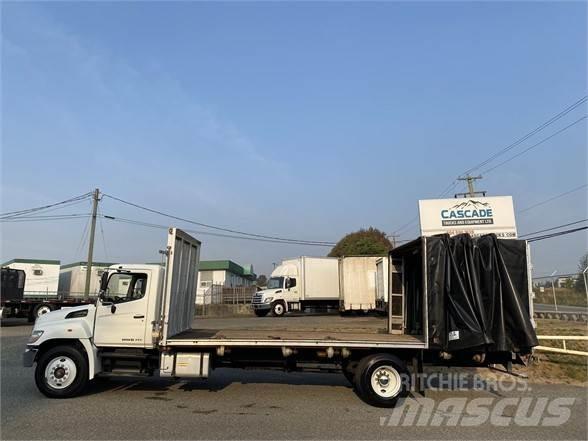 Hino 338 Nákladné vozidlá s bočnou zhrnovacou plachtou