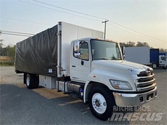 Hino 338 Nákladné vozidlá s bočnou zhrnovacou plachtou