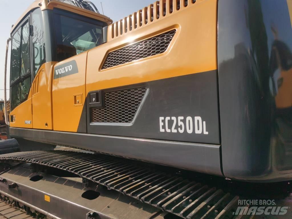 Volvo EC 250 D L Pásové rýpadlá