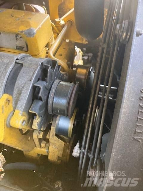 John Deere 200 LC Odvetvovače
