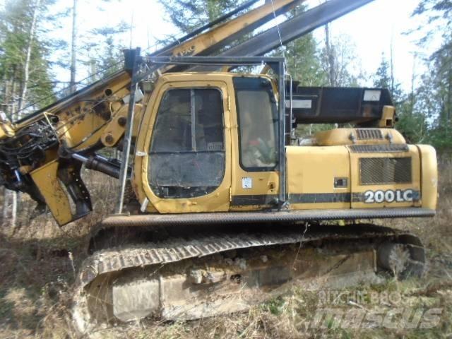 John Deere 200 LC Odvetvovače