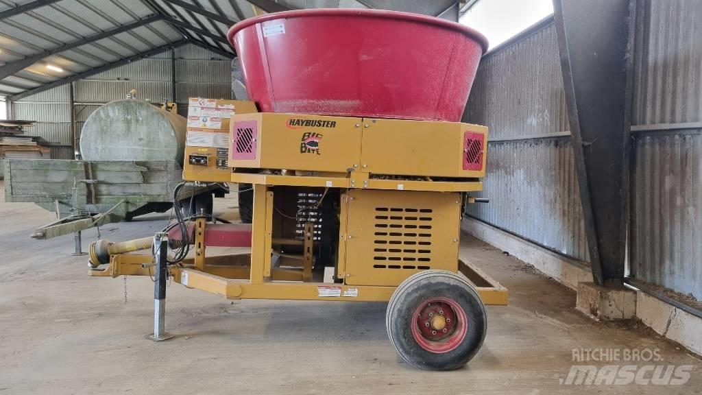 Haybuster H-835 Drviče a rezače balíkov