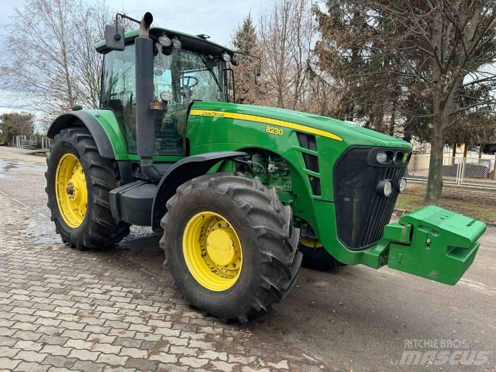 John Deere 8230 Traktory