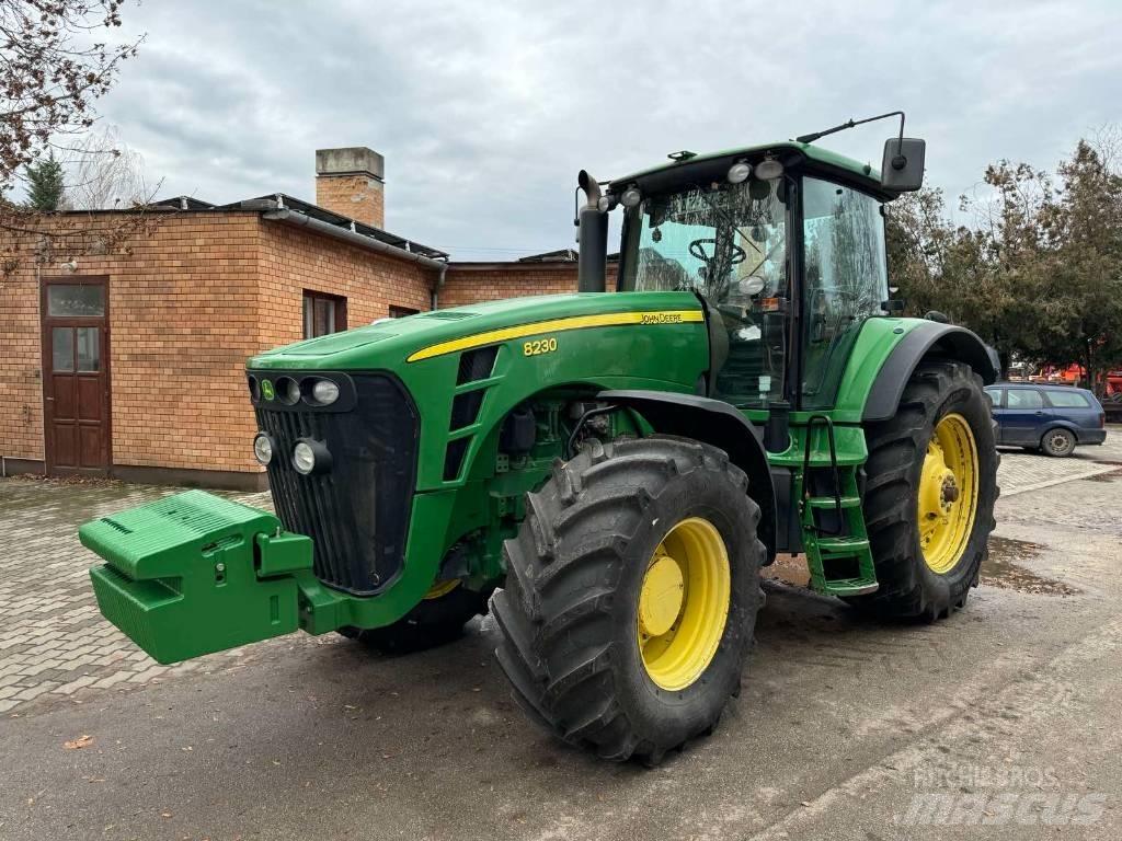 John Deere 8230 Traktory