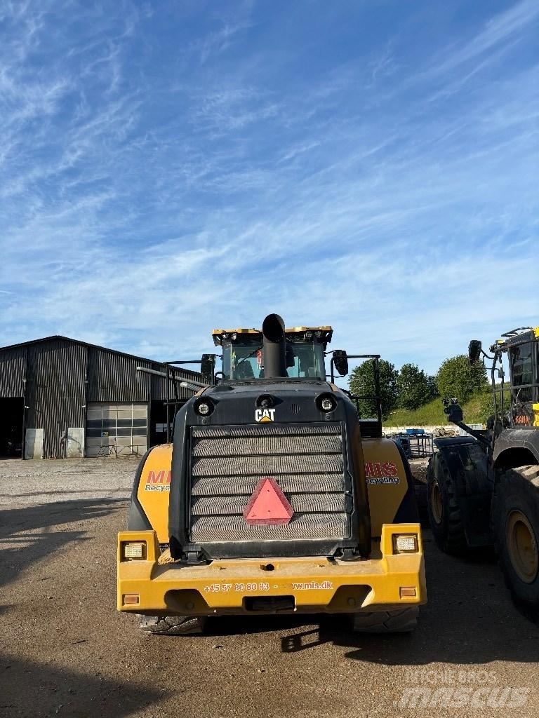CAT 966m Kolesové nakladače