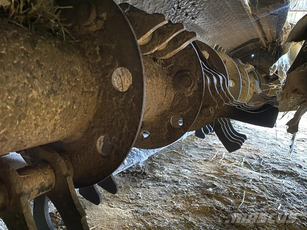 John Deere F 310 R Kosačky namontované a ťahané