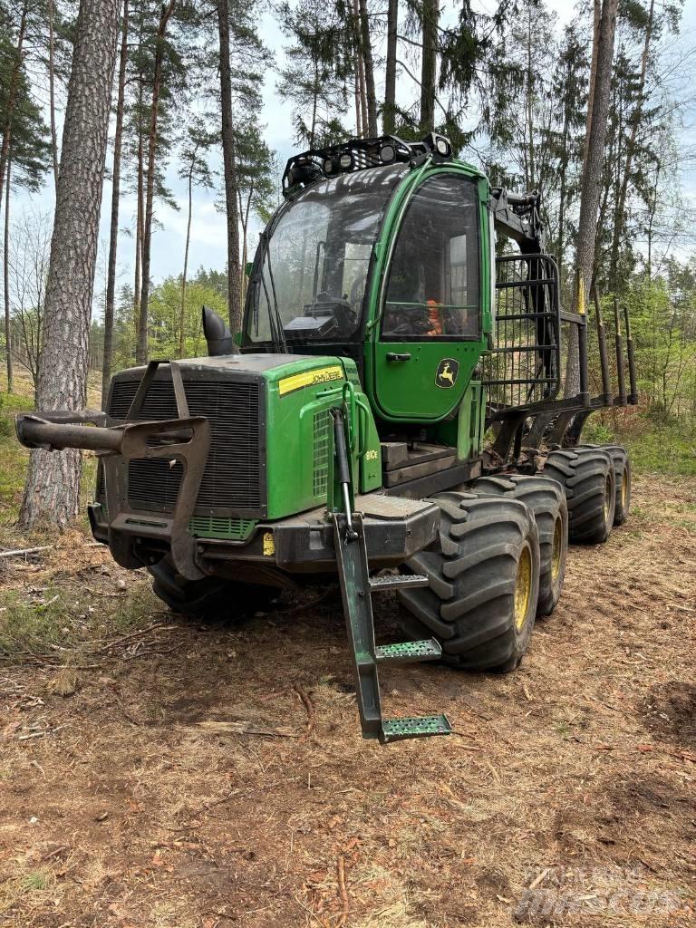 John Deere 810 E Lesné traktory