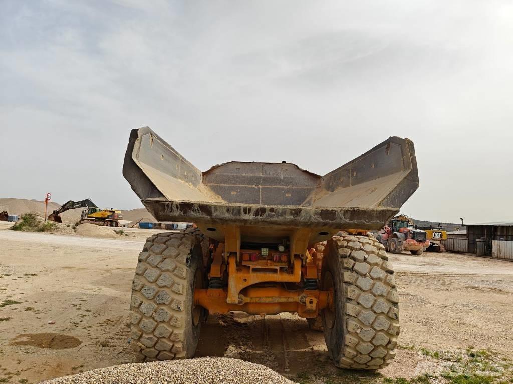 CAT 740B Kĺbové nákladné autá