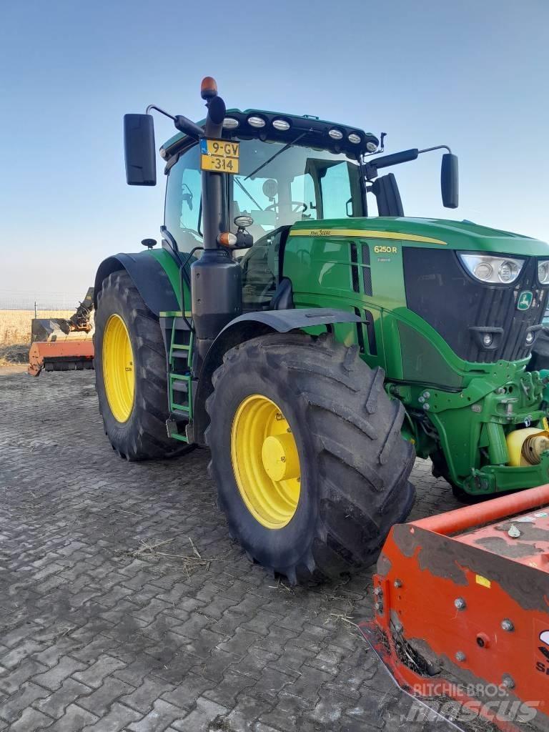 John Deere 6250R Traktory