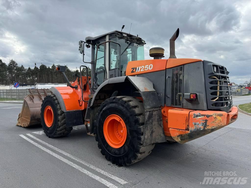 Hitachi ZW 250 Kolesové nakladače