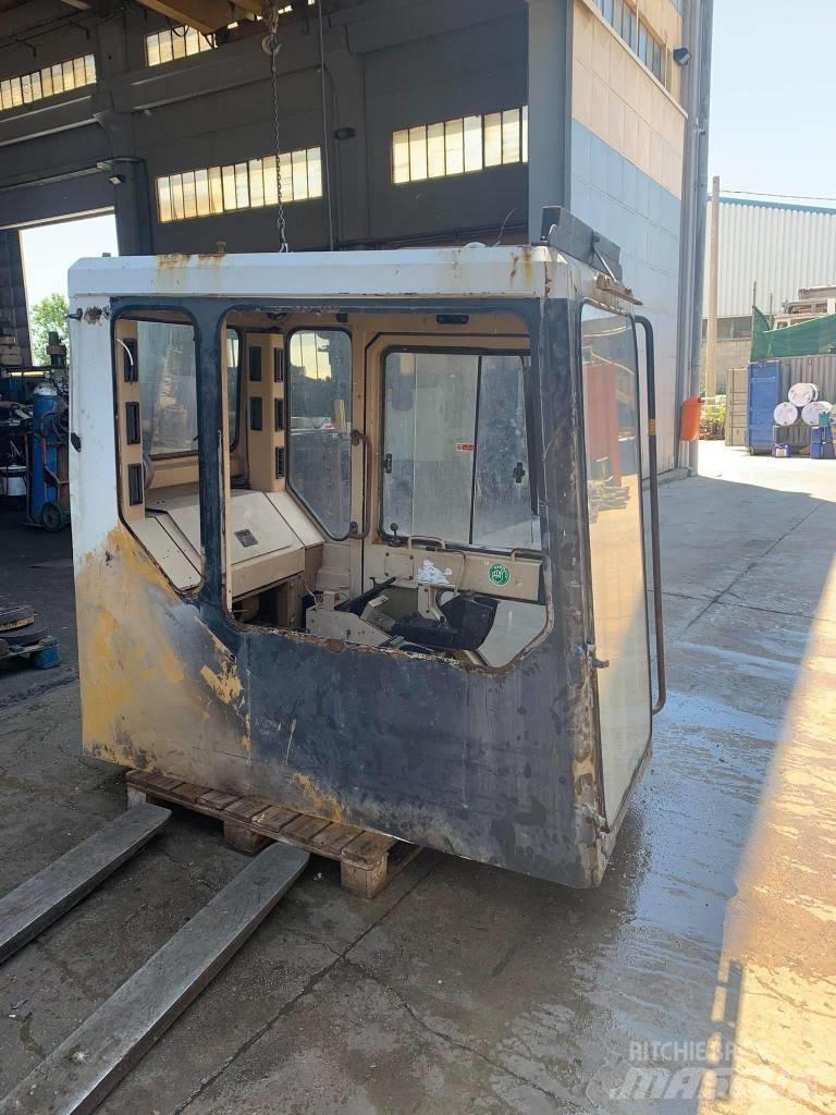 CAT 375 Kabíny a interiér