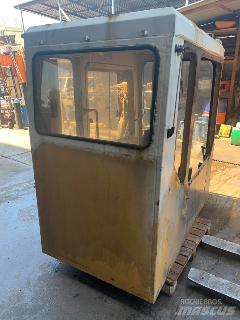 CAT 375 Kabíny a interiér