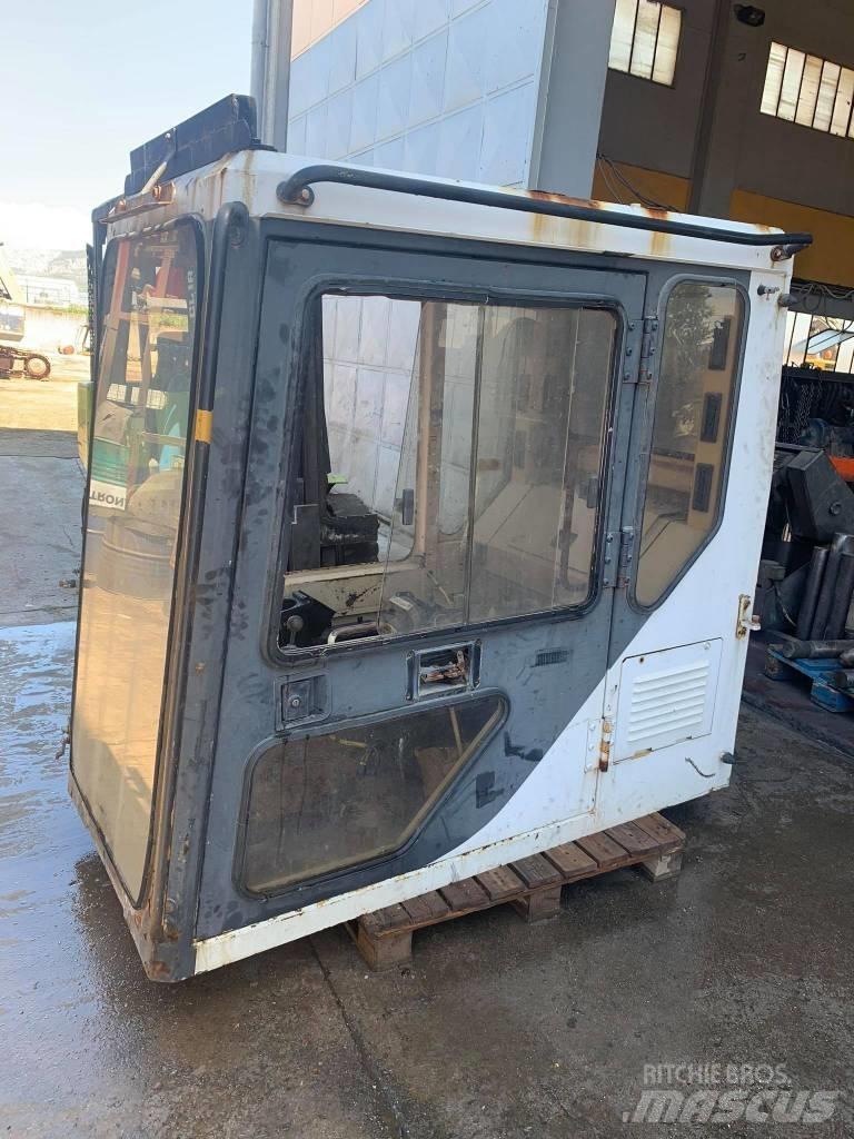 CAT 375 Kabíny a interiér