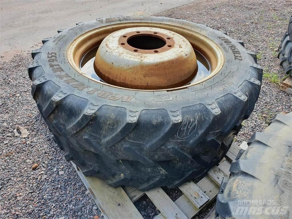 BKT 270/95R32 x2 Pneumatiky, kolesá a ráfiky