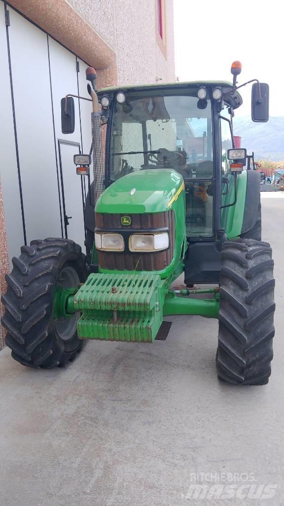 John Deere 5820 Traktory