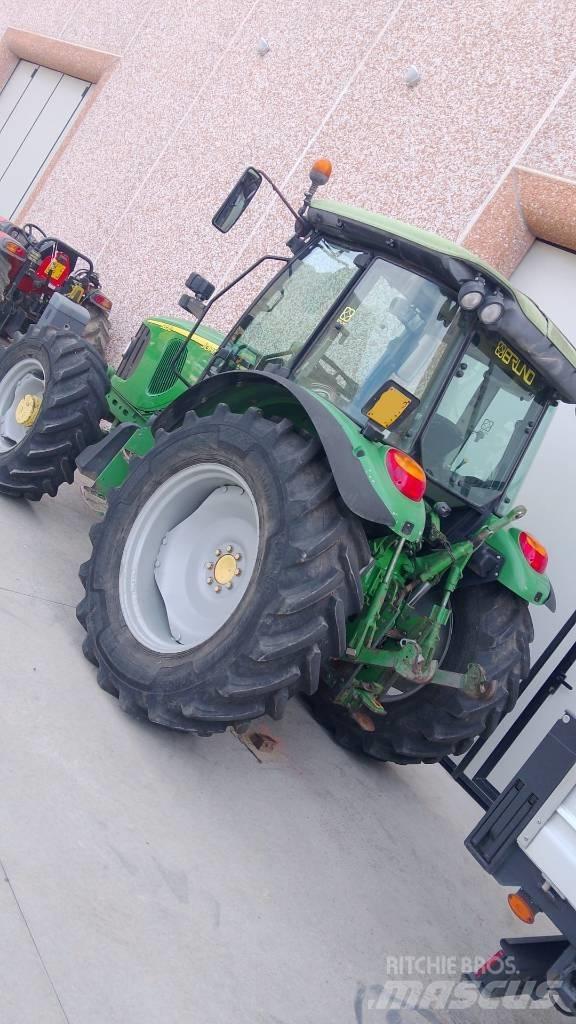 John Deere 5820 Traktory