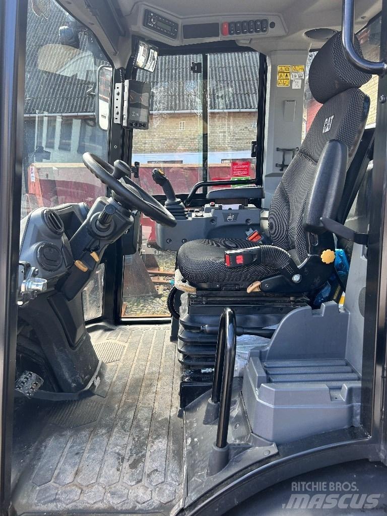 CAT 906 Kolesové nakladače