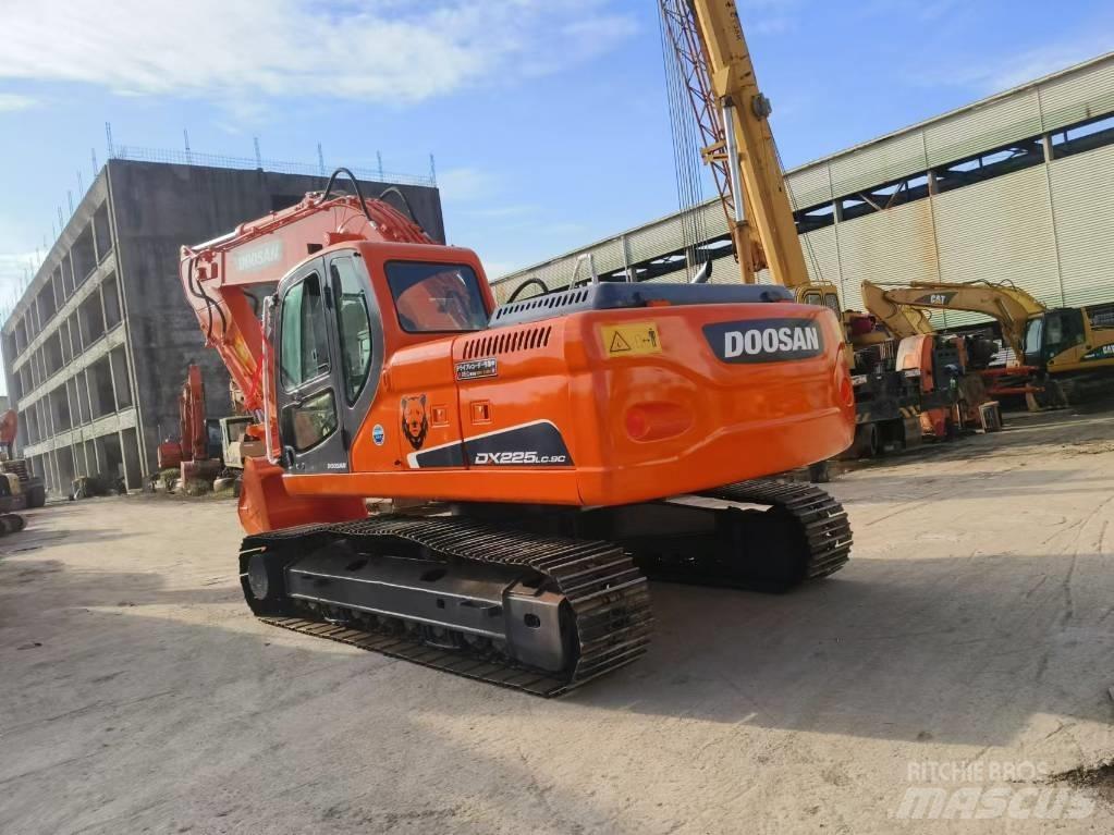 Doosan DX 225 Pásové rýpadlá