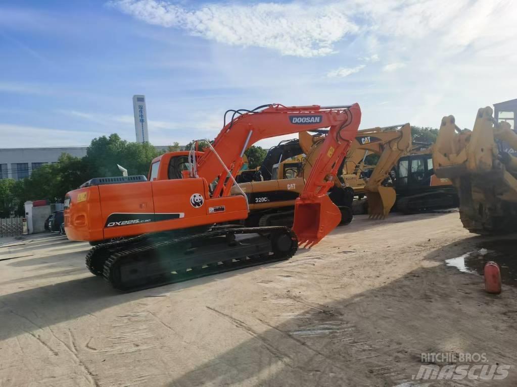 Doosan DX 225 Pásové rýpadlá
