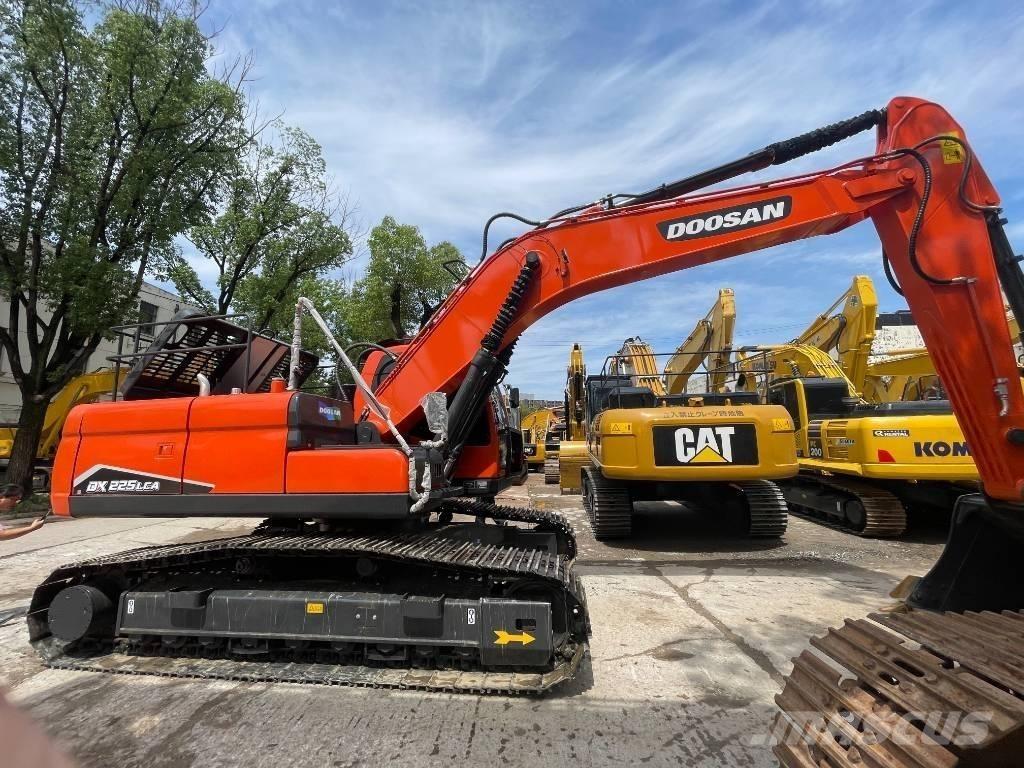 Doosan DX 225 Midi rýpadlá 7 t - 12 t