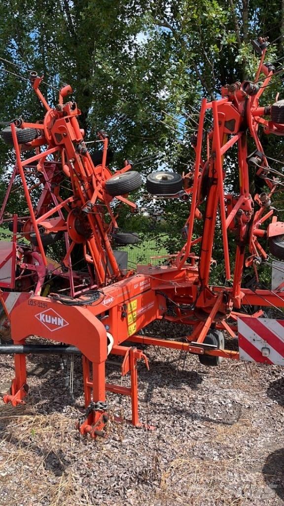 Kuhn GF 8501 T Obracače a zhrabovače sena