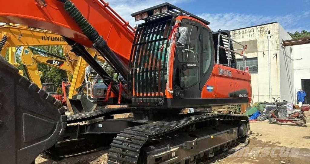 Doosan DX340 Pásové rýpadlá