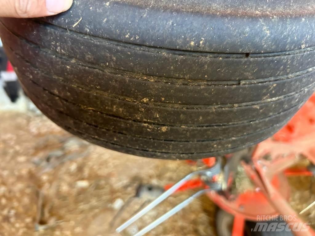 Kuhn GF10812 Obracače a zhrabovače sena