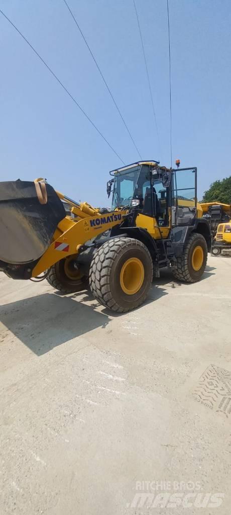 Komatsu WA270-8 Kolesové nakladače