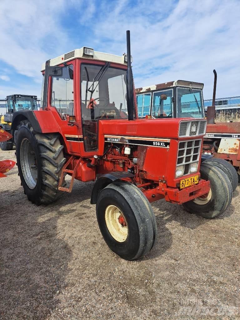 International 956XL Traktory