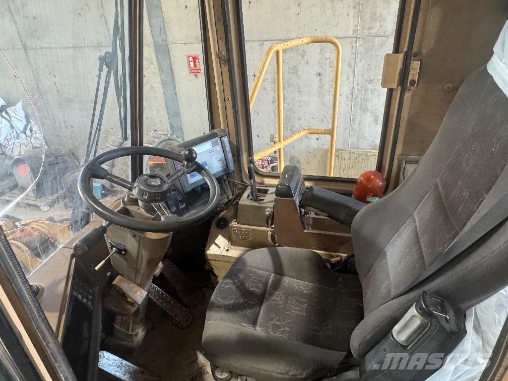 CAT 966 F Kolesové nakladače
