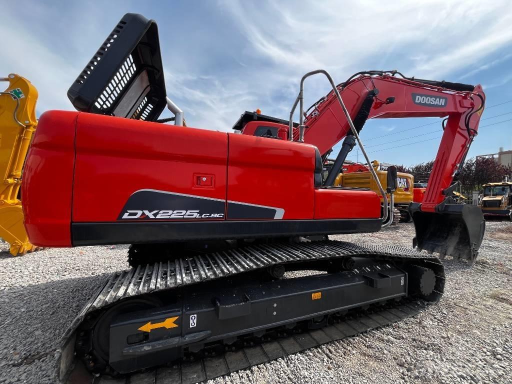 Doosan DX 225 Pásové rýpadlá