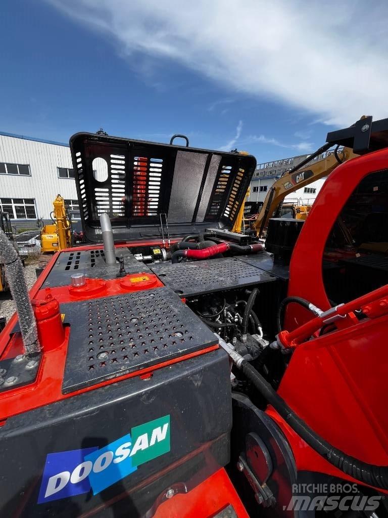 Doosan DX 225 Pásové rýpadlá