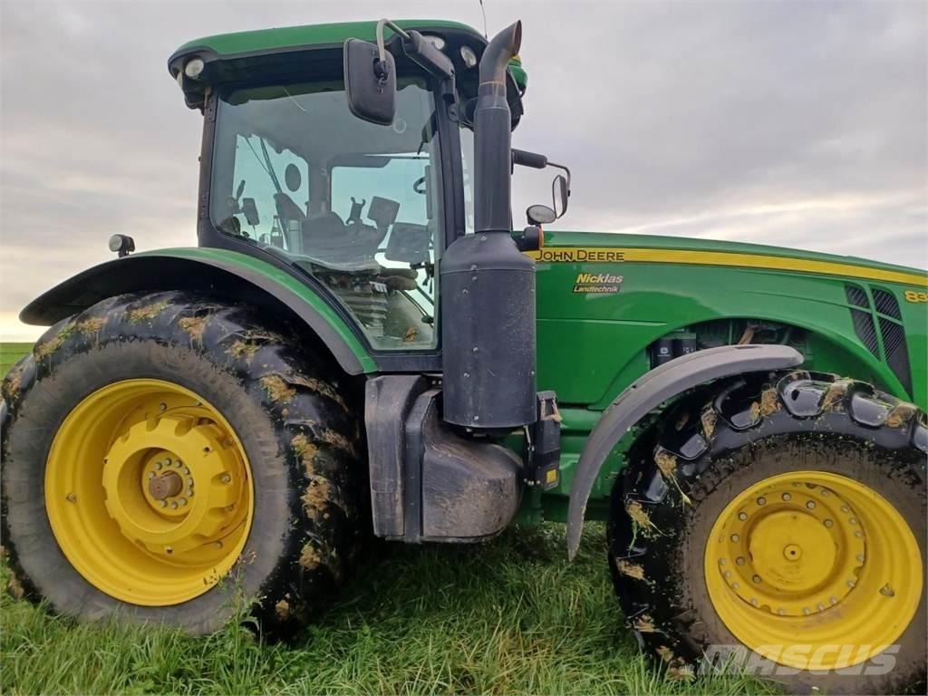 John Deere 8335R Traktory