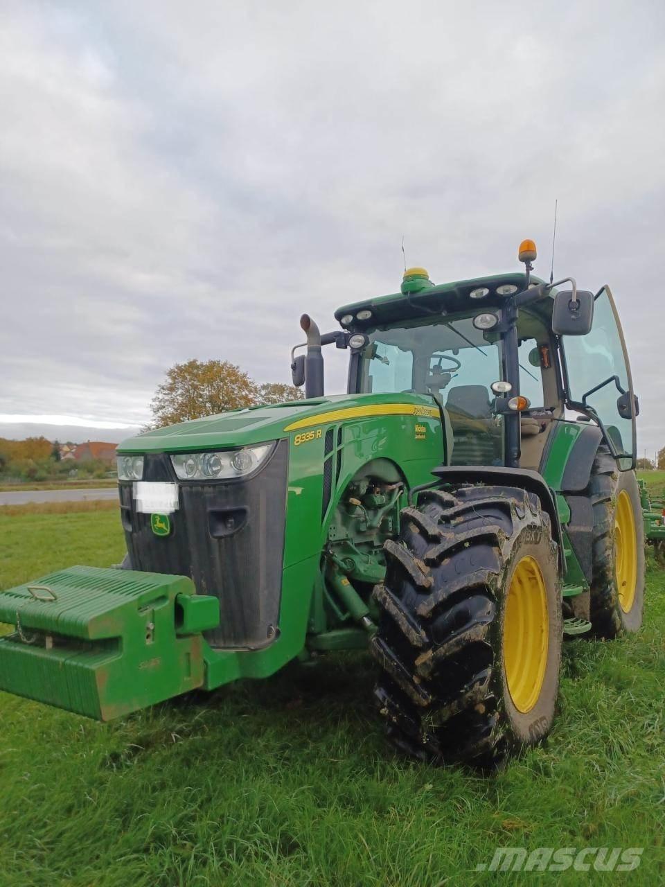 John Deere 8335R Traktory