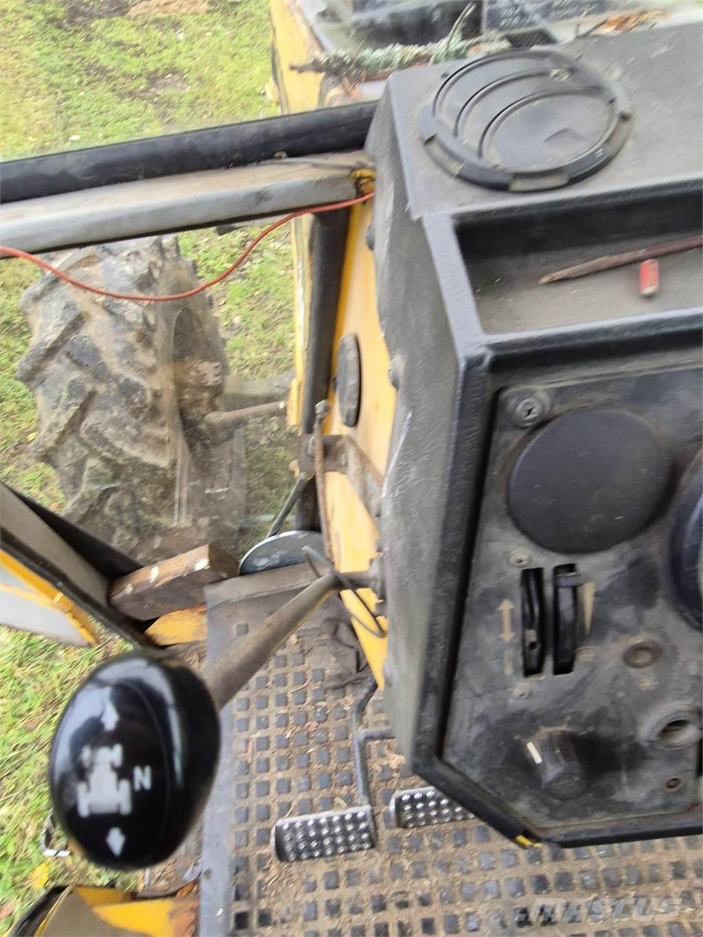 Valtra 715M Traktory