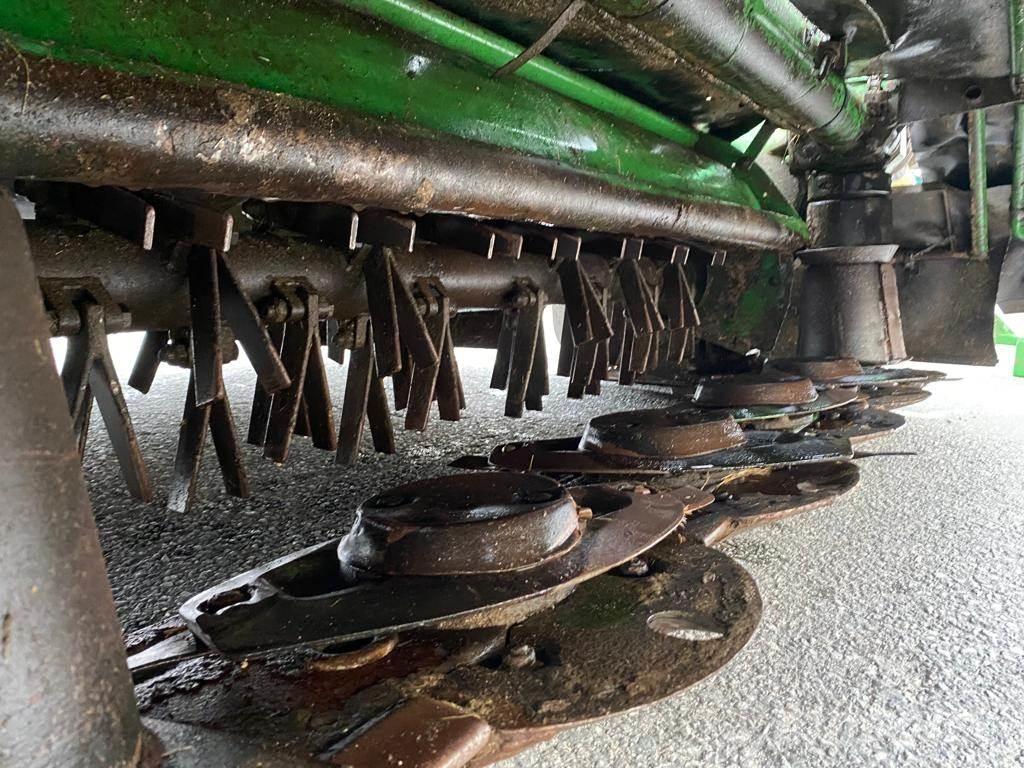 John Deere 324 Žacie stroje