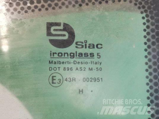 CAT TH337C door Kabíny a interiér