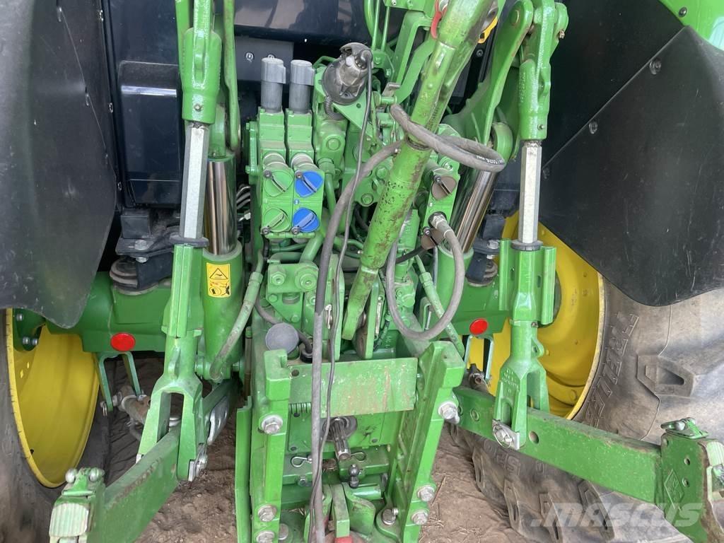 John Deere 6110M Traktory