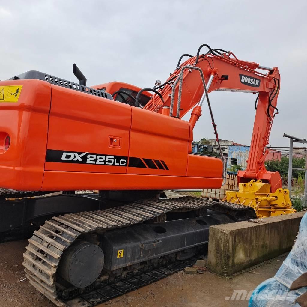 Doosan DX 225 Pásové rýpadlá