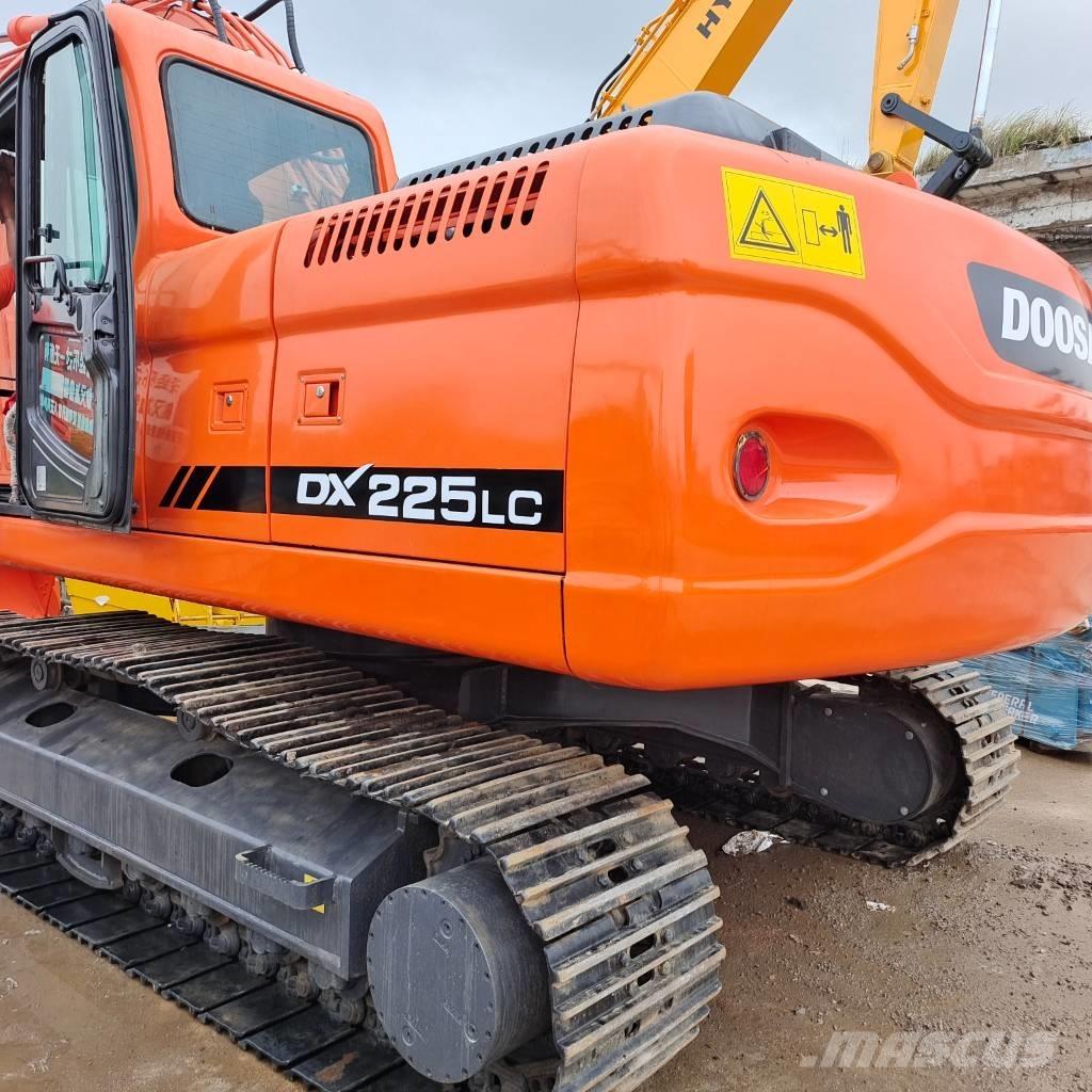 Doosan DX 225 Pásové rýpadlá