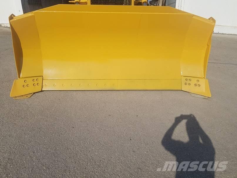 Komatsu D65EX-15 Pásové dozéry