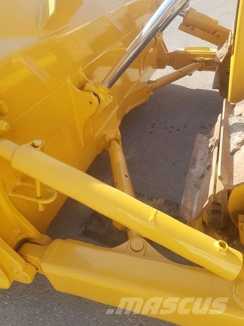 Komatsu D65EX-15 Pásové dozéry